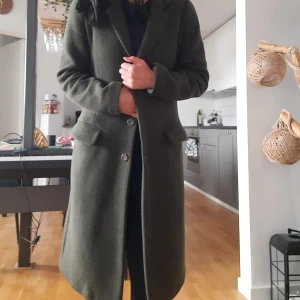 Kappa - Kappa från Ottodame i mörk grön färg. Den är smutsig vid kragen och armen (se bild 3). Inget som syns mär man har på sig den och det går nog att tvätta bort. Annars är den hel inga hål. Skriv vid frågor :)