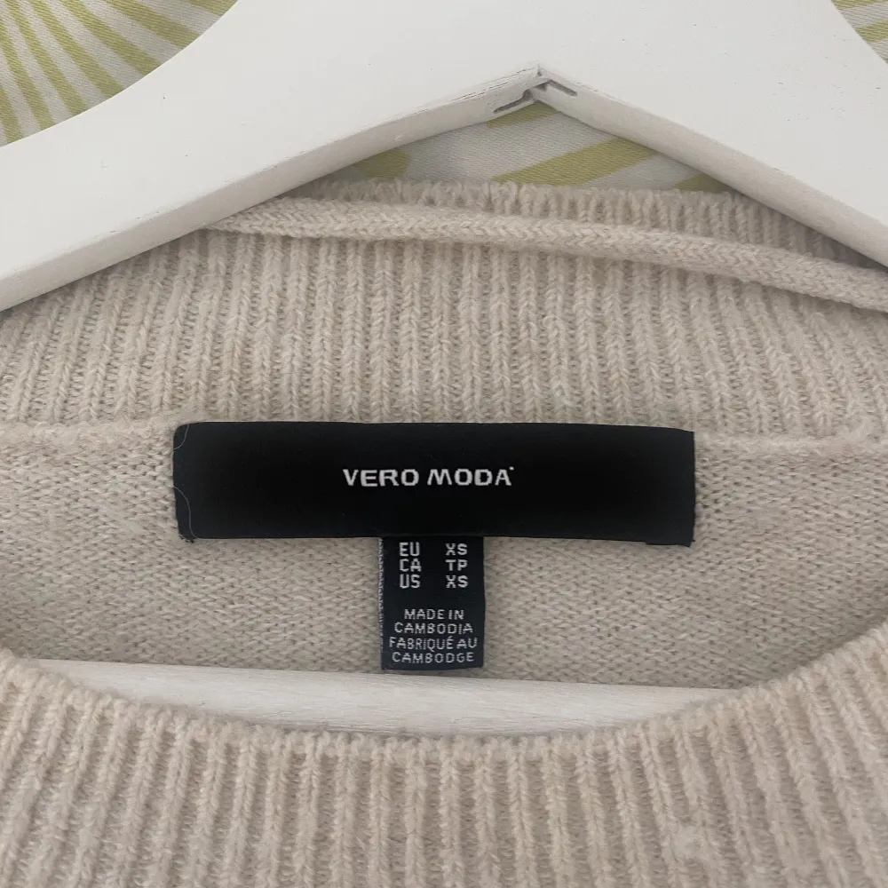 Säljer denna fina stickade tröja från Vero Moda som passar till alla tillfällen! Storlek xs. Lite knottrig men annars fint skick. Hör av er vid frågor eller intresse💕. Stickat.