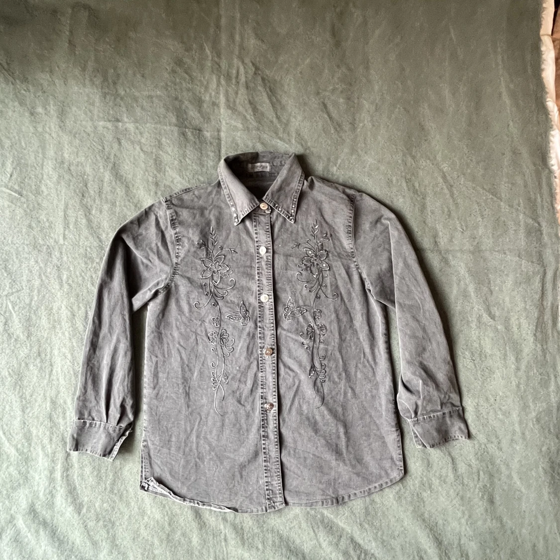 Grå skjorta med fjärilsbroderier - 91