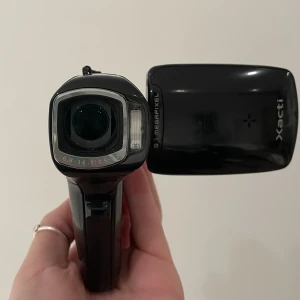 Videokamera  - Sanyo videokamera i perfekt skick, knappt använd och kommer i original förpackningen. 9,1 megapixel och 5,0x zoom. Laddare, batteri, minneskort (4gb), instruktioner mm medföljer 