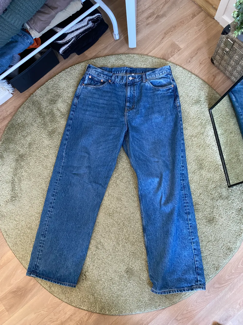 Ett par weekday jeans i storlek 34/32. De har en baggy fit, säljer då de är köpa i för stor storlek för mig. Därav gör inte sista bilden passformen någon rättvisa. De är i väldigt fint skick. Fler bilder kan skickas vid önskan.. Jeans & Byxor.