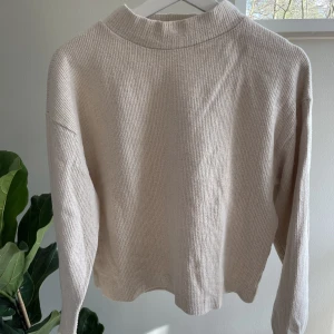 Stickad tröja - En stickad beige tröja från Zara i storlek S, superskönt material😊 