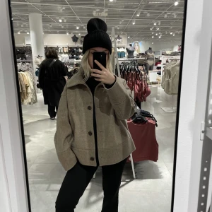 Kappahl kappa - Säljer denna fina kappa från Kappahl, helt slutsåld. I storlek M men sitter perfekt oversized på mig som är en vanlig S-Xs ❤️