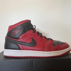 Air Jordan 1 Mid Red - Säljer nu mina Air Jordan 1 Mid Red De är i bra skick. Strl 44