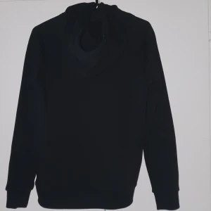 Svart hoodie  - Svart Peak performance hoodie storler (M) oanvänd 