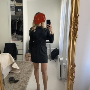 Cool oanvänd klänning - Långarmad klänning  Helt oanvänd lappar kvar  Storlek M