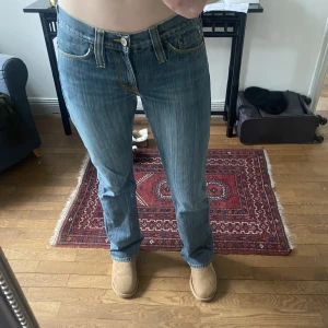 Lågmidjade jeans från J.Lindberg - Snygga lågmidjade jeans från J.Lindberg i strl S-M. Jag är 168 cm lång