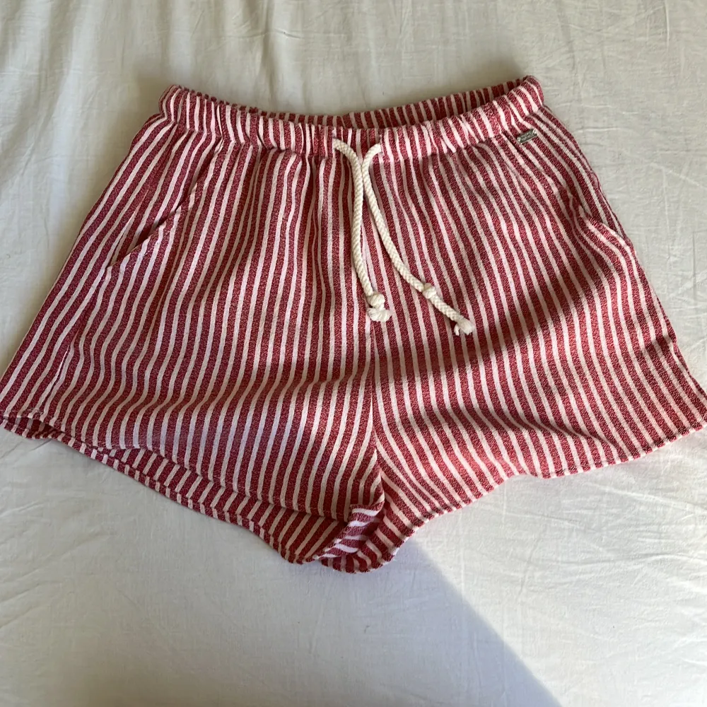 Säljer jättefina randiga short! Perfekt till sommaren! Har bara använt en gång. Köptes på Zalando förra sommaren. . Shorts.