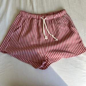 Säljer jättefina randiga short! Perfekt till sommaren! Har bara använt en gång. Köptes på Zalando förra sommaren. 