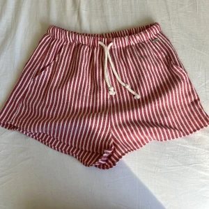 Randiga shorts  - Säljer jättefina randiga short! Perfekt till sommaren! Har bara använt en gång. Köptes på Zalando förra sommaren. 
