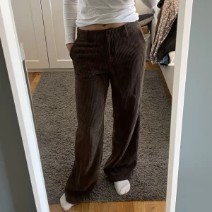 Byxor - Bruna manchesterbyxor som är långa och vida. De är midwaist. Bra skick🤎