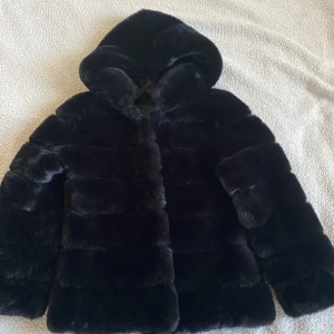 Fluffig jacka/ fuskpälsjacka  - Väldigt bra skick! Köpt för ca 1000 kr nypris. Normal i storleken. Liknande finns fortfarande på butikgaroff som kostar 1200kr  
