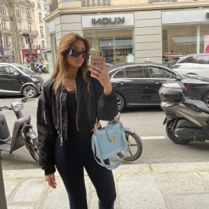 Svart cropad bomberjacka 💣  - Superfin vår jacka! Använd ca 6gånger. 