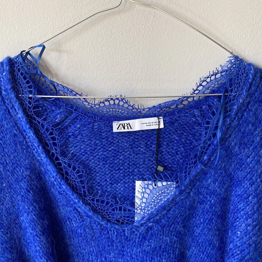Superfin oanvänd tröja från Zara. Som man kan ha fram och bak beroende på vart man vill ha urringningen🫐. Tröjor & Koftor.