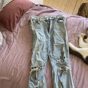 Säljer mina jeans eftersom jag inte använder dom längre . Tror jag köpte dom på hm 💗💗💘