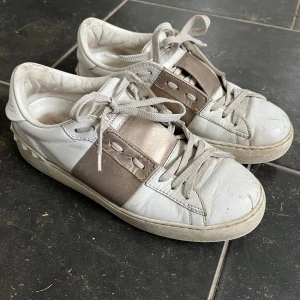 Valentiono rockstud sneakers  - Säljer dessa valentiono rockstud sneakers. Dem är inte trasiga men smutsiga och välanvända, därav priset! Strl 37,5 passar 38. Skickar gärna fler bilder