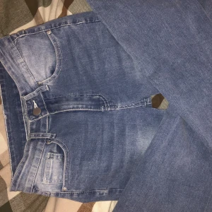 Flare jeans - Jeansen sitter under naveln och har fina smyckade bakfickor, använda cirka 3 gånger och är i bra skick