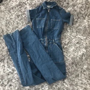 Mango jeansbyxdress  - Endast provad! ❤️ Nypris: 600 kr (Pris går att diskuteras)
