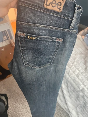 Low waist straight leg jeans  - Popularlära low waist straight jeans från Lee💙Ungefär storlek xs och passar mig i längden som är 160🫶 Tyvärr för små på mig så kan inte skicka bilder på hur som ser ut på men skriv om du vill ha fler bilder eller har frågor💙 W26 L31