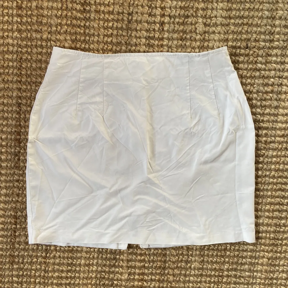 Supersnygg kort vit kjol köpt vintage i Paris. Är i jättebra skick och säljer bara för att den har blivit för liten för mig!. Kjolar.