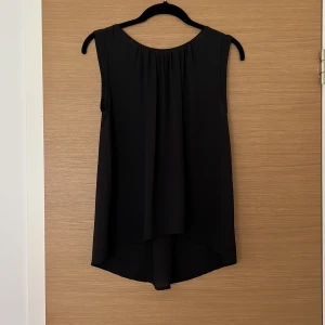 Gullig svart blus i stl 34 - Gullig svart blus från Gina Tricot i stl 34 (motsvarar en XS/S). Skicka meddelande för fler bilder.✨