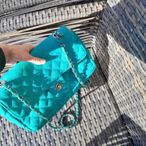 Väska - Turkos väska i begagnat skick. Postar spårbart