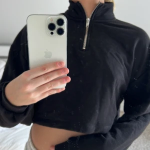 Tröja med kort dragkedja - Fin kroppad svart tröja med halv dragkedja! Köpt från NA-KD och aldrig andvänd. Säljer för endast 150 kr!💕