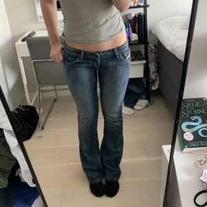 Lågmidjade diesel jeans!! - Lägger ut dessa as balla lågmidjade diesel jeans igen på grund av oseriös köpare! Dessa jeans passar påriktigt till ALLT! Innerbenslängden är 86 cm och midjemåttet är 85 cm🤍🤍 Hör av dig om du har några frågor💕 tryck ej på köp nu!
