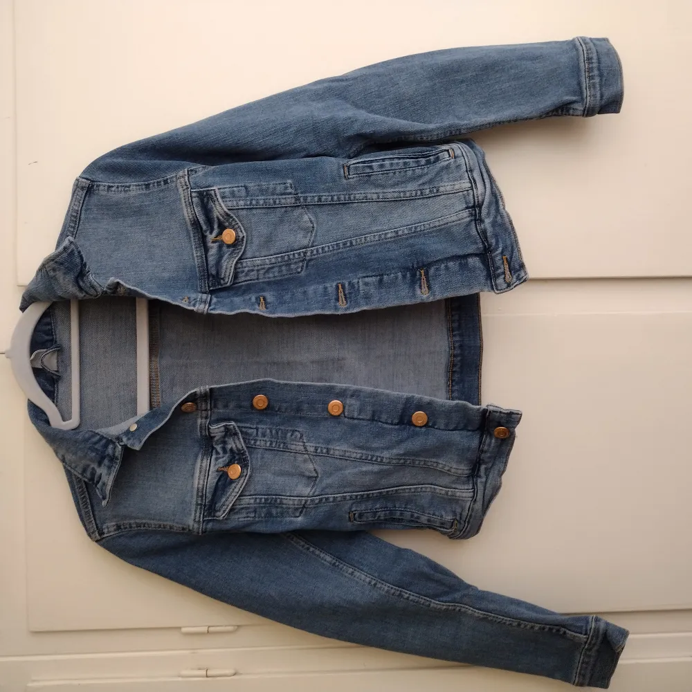 Hej!☺️ Jag säljer den här mörkblåa jeansjackan för 70kr+frakt  (Om ni är intresserade, har frågor så kan ni höra av er till mig)  Ha en fortsatt bra dag❤️. Jackor.