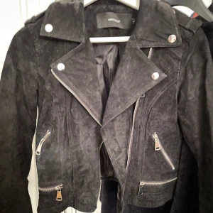 Velvet skinnjacka - En svart velvet skinnjacka från vero Moda med två fickor. Liten i storleken. Bra skick, men gammal. dock knappt använd.