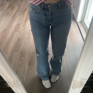 Blåa jeans  - Säljer dessa blåa jeans från bik bok i storlek 27 längd 32 dom är i modellen ””REGULAR WIDE”” jag är ca 170cm, för bilder ja lösas 
