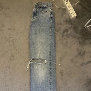 Högmidjade jeans  - Säljer mina högmidjade jeans från Gina 