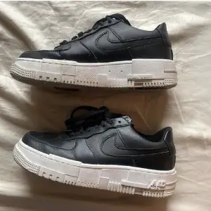 Hej!💕Säljer mina svarta Nike skor. Sparsamt använda. Stl 37,5. Hör av er vid intresse!💕