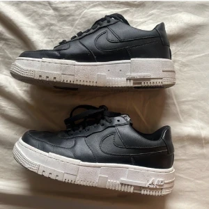 Nike air force black - Hej!💕Säljer mina svarta Nike skor. Sparsamt använda. Stl 37,5. Hör av er vid intresse!💕