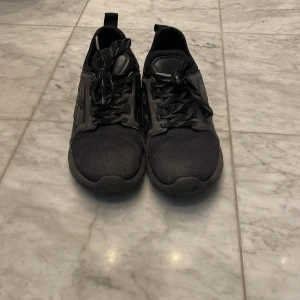 Armani skor  - Säljer dessa riktigt snygga Armani skor. Lite slitna men håller ändå skicket bra. Kan självklart tvättas rejält vid köp. Nypris: 2600kr