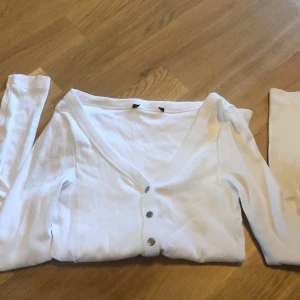 urringad tröja  - tröja köpt på zalando, märket är zign 😍 den är i storlek xs och är jättefin men tyckte ej den var i min smak🙁 den finns inte längre att köpa, eller iaf inte vad jag hittar men nypris var ca 200⭐️⭐️ använder endast Swish och frakt tillkommer med 19 kr.🥰