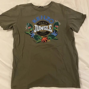 Kenzo tshirt - Säljer kenzo tshirt Bra skick 8/10 storlek 164 Youth Skriv för fler bilder Pris inte hugget i sten Äkta