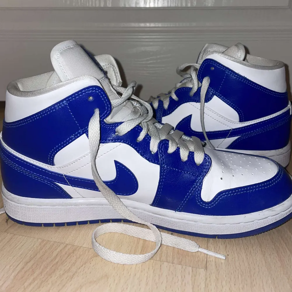 Air Jordan 1 Mid Kentucky Blue i storlek 39 köpta på Restock. Man får med lådan vid köp. Säljer pga av ingen användning. Använda max 5 gånger så i väldigt bra skick! Nypris : 3.330 Kr på Restock 💕 Du får gärna använda funktionen ”köp nu” 🥰. Skor.