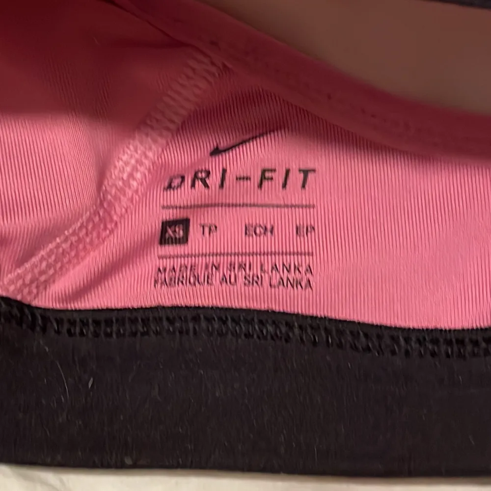 En rosa Nike sport bh som tyvärr inte passar mig! Köpte från sellpy men har själv bara provat💕 . Övrigt.