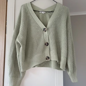 Kofta H&M - Snygg ljusgrön kofta från H&M i gott skick.