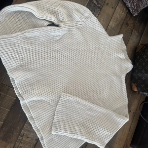 Stylein april - STYLEIN April sweater i fint skick säljes. Fint skick, strl: M. Nypris: 3499kr