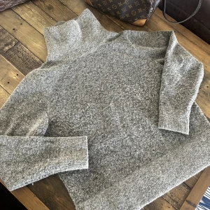 Stylein tjocktröja  - Aldrig använd tjocktröja från Stylein säljes. Perfekt skick, minns ej namnet på modellen. Säljes pga garderobsrensning.  