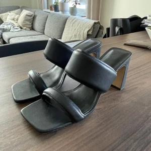 Klackskor H&M - Klackskor fårn H&M storlek 41 men passar mig som vanligtvis har 38/39. Använda fåtal gånger.