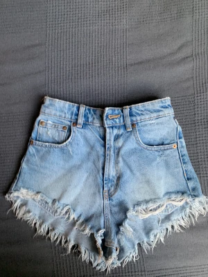 Zara jean shorts  - Jätte snygga zara shorts. Bara använt typ 3 gånger.