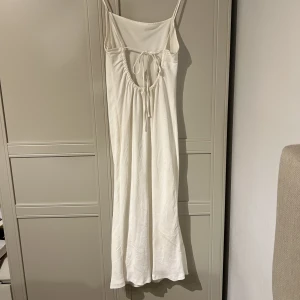 Vit Midi klänning med öppen rygg  - Midi klänning i öppen rygg. Helt slut på hemsidan och i butik. Storlek M men passar XS-M! 