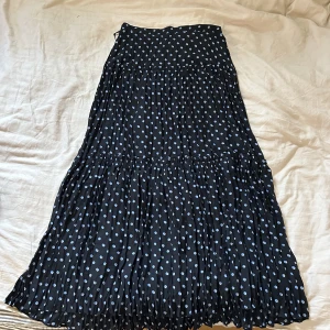 Prickig kjol - Prickig blå kjol, knappt använd 💞Pris är inklusive frakt.