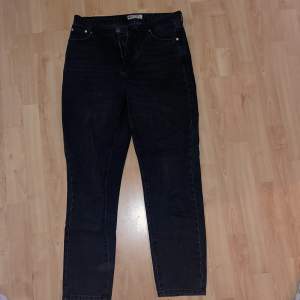 Gina tricots mörkgråa jeans, momjeans. Original pris 500kr. 