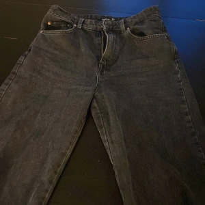Jeans  - Storlek 36. Svart gråa. Dem är utsvängda hela vägen. Lite slitna ner till dä av priset. 