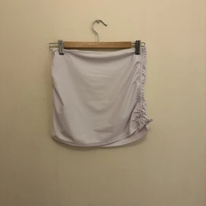 Vit kjol - Den är från shein så det är därför jag säljer den billigt