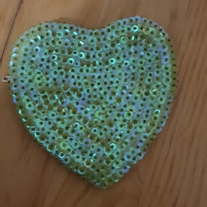 Säljer mon plånbok nu! - Nu säljer jag min plånbok och den är helt oanvänd och den är i bra skick.😊